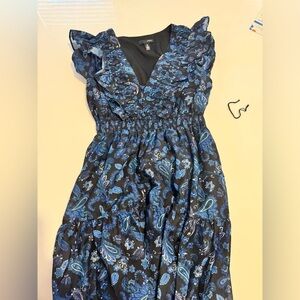 Gorgeous maxi dress hardly worn. Beautiful ruffle detailing size small